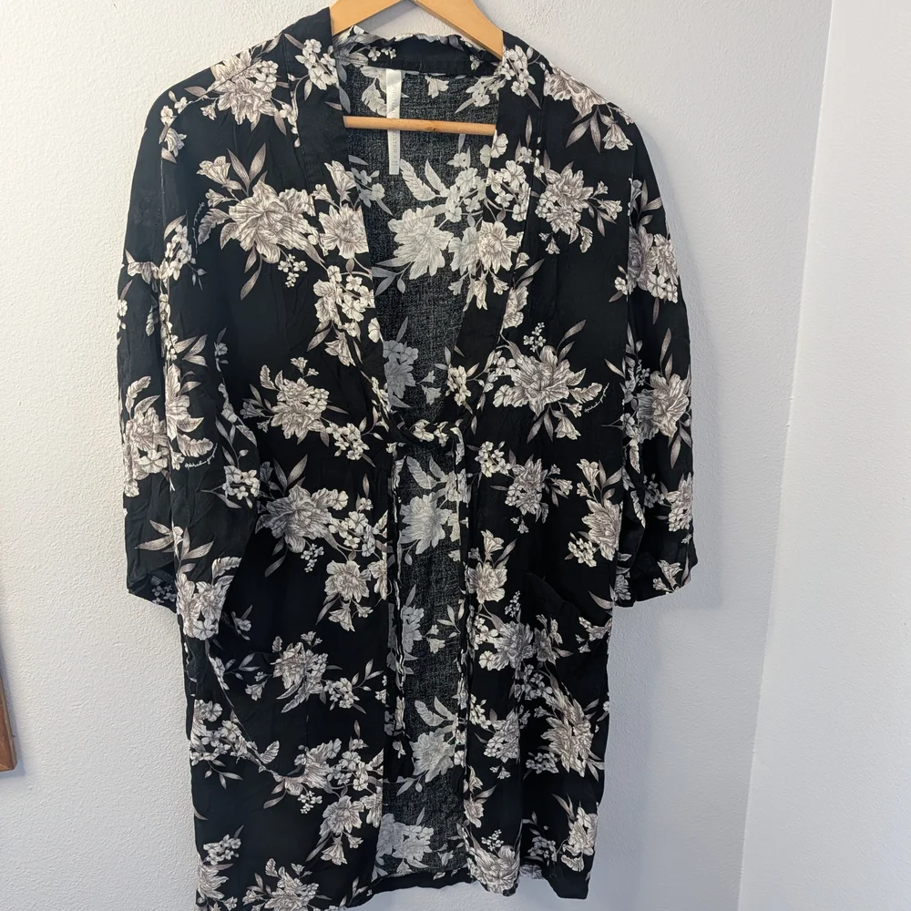 Spiritual Gangster Floral Kimono | One Size | Black &‎ Ivory